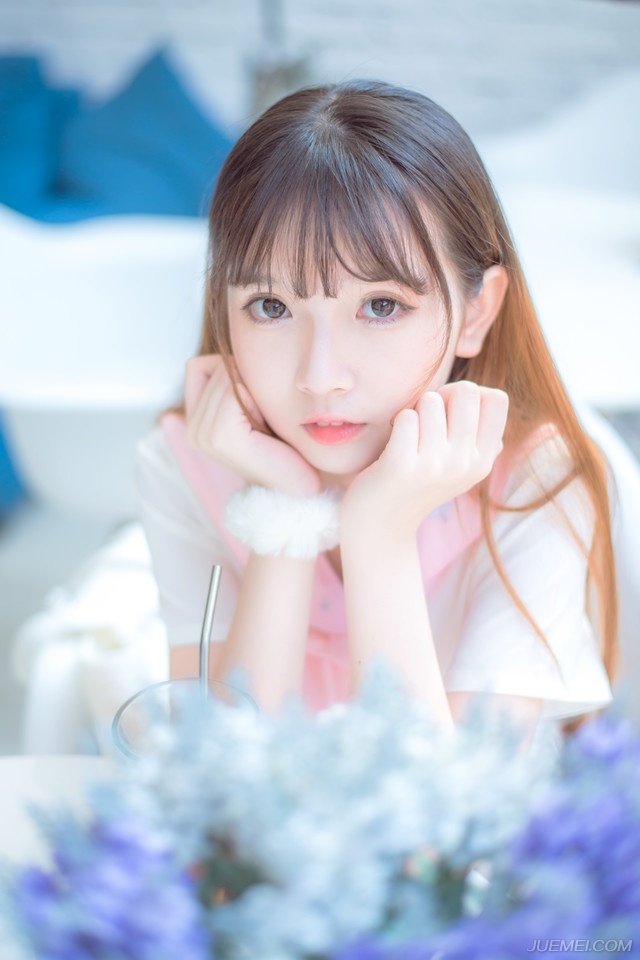 微微喘了口气，关羽抬眼看向那边指挥若定的庞德，对方丝毫不在意将士的伤亡，尤其是在见识过关羽的厉害之后，更绝对不会轻易靠近关羽三丈范围之内，但那些胡人兵马在他的指挥下，却如同惊涛骇浪一般，连绵不绝的涌上来，关羽就算是块磐石，在对方这种浪涛般的攻势下，也感觉快要被碾碎了。